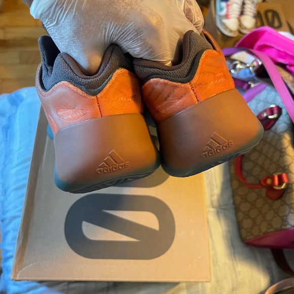 Yeezy 700 - Picture 4 of 5